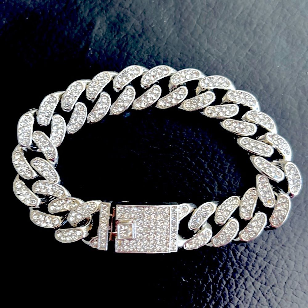 💎 NEW Silver and Crystal bracelet